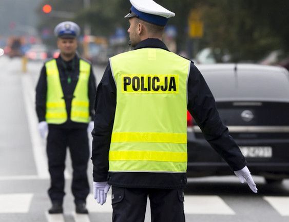 Co pokazuje policjant kierujący ruchem?