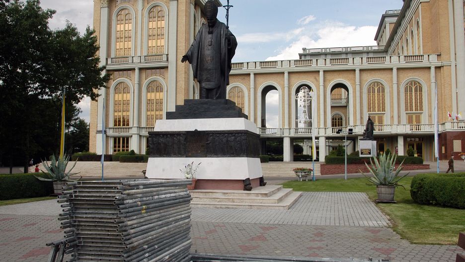 Licheń. Pomnik papieża wrócił na plac przed bazyliką