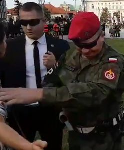 Spoliczkowała demonstrującą kobietę. Podała się do dymisji, ale tylko z jednego stanowiska