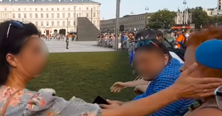 Spoliczkowała protestującą. "Żal mi jej, ale składam pozew"