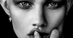 Androgyniczna modelka w nowej kampanii Calvin Klein
