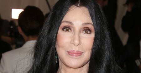Cher wulgarnie odpowiada fance. Poszło o uchodźców