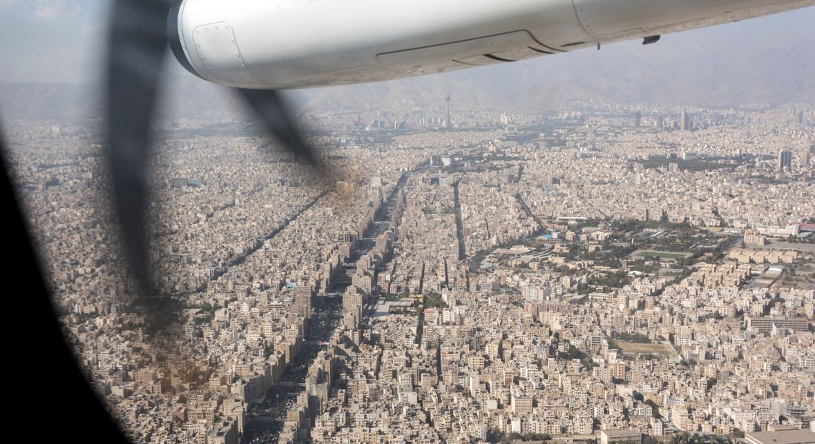 Widok z okna samolotu na Teheran, stolicę Iranu 