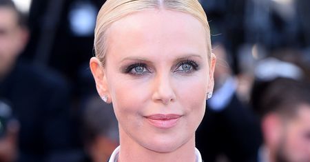 Charlize Theron w garniturze z odważnym dekoltem
