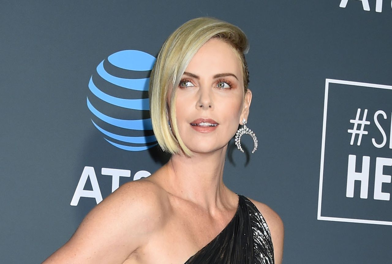 Charlize Theron tłumaczy, dlaczego pozwala synowi nosić sukienki