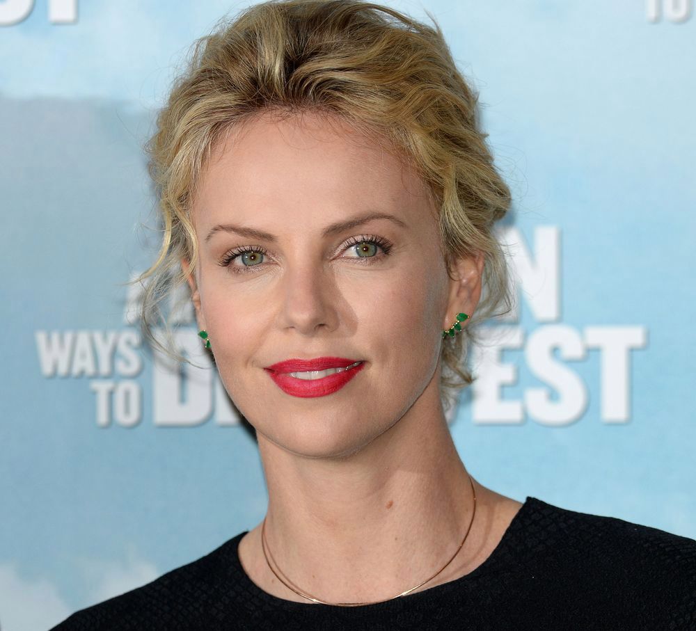 Charlize Theron oszpeciła się do roli! Zgoliła swoje piękne włosy!