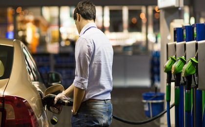 Ile litrów benzyny kupi za średnią pensję Polak, a ile Amerykanin?