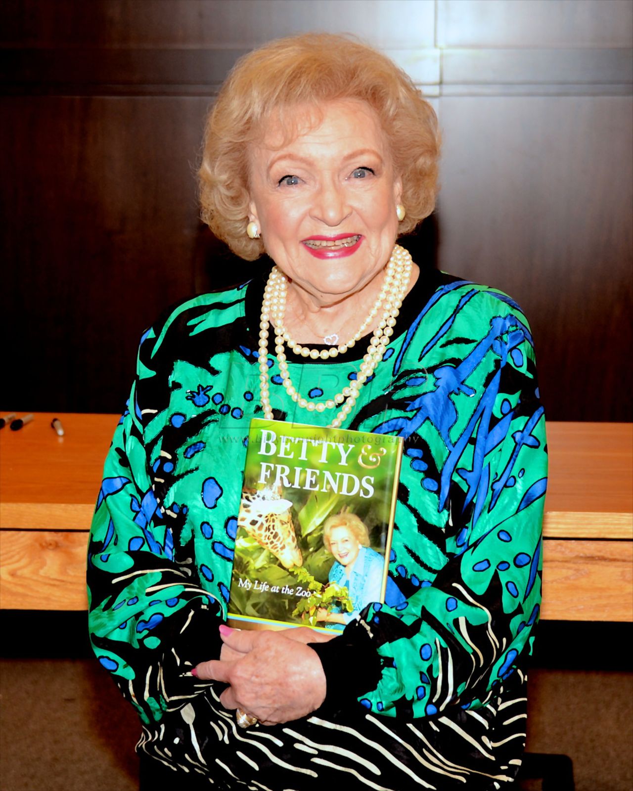 Betty White nie żyje | fot. ONSBetty White Book Signing  at Barnes and Noble for "Betty & Friends: My Life at the Zoo" book release