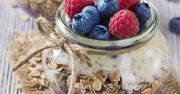 Pudding chia z owocami i karmelizowanymi płatkami owsianymi