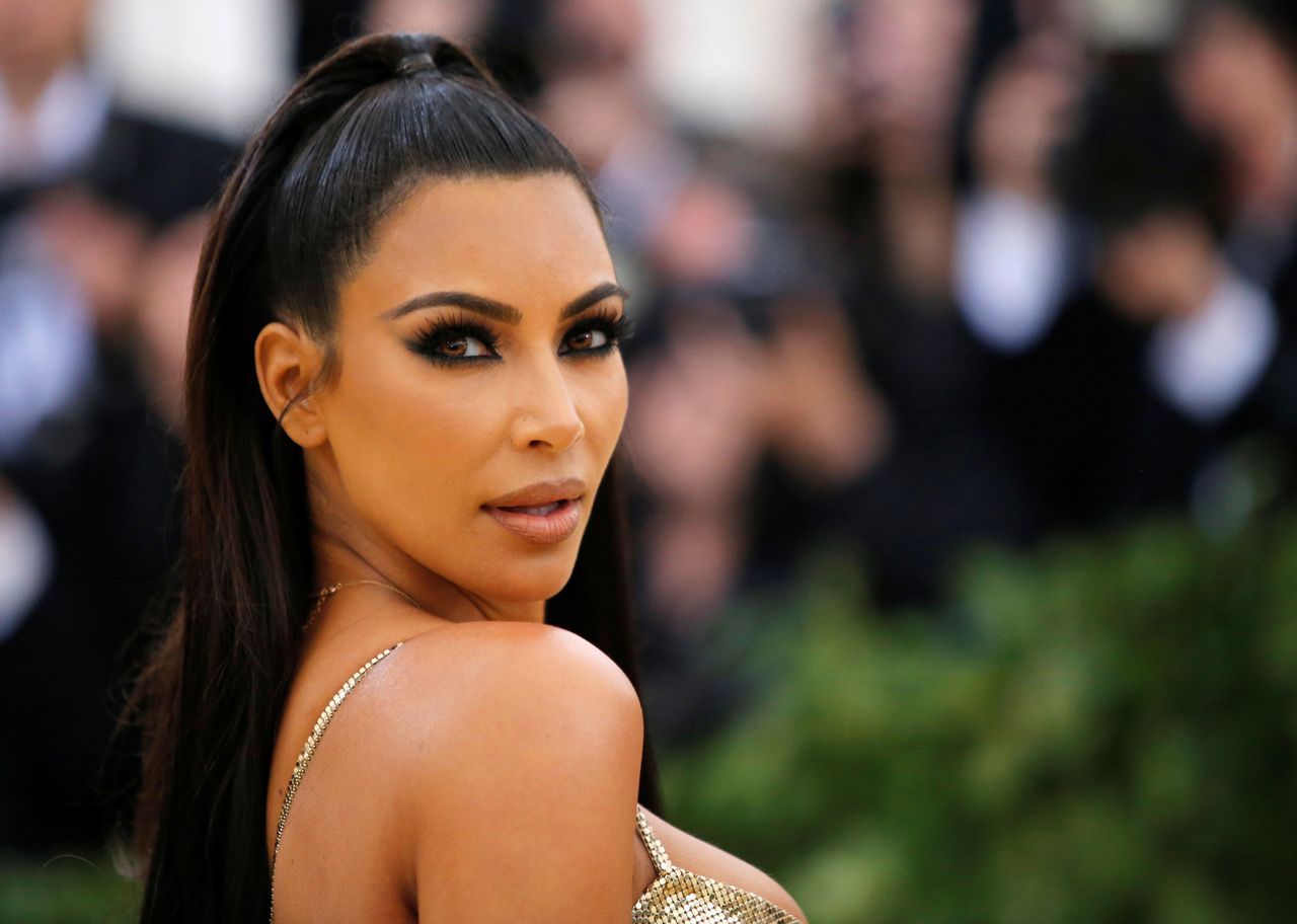 Metamorfoza Kim Kardashian. Szczupła celebrytka pozuje w skąpym bikini