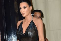 Kim Kardashian w czarnym topie. Światła fleszy ujawniły za dużo