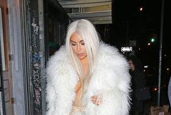 Kim Kardashian znów jest blondynką. Fryzurą odwraca uwagę od krągłości?