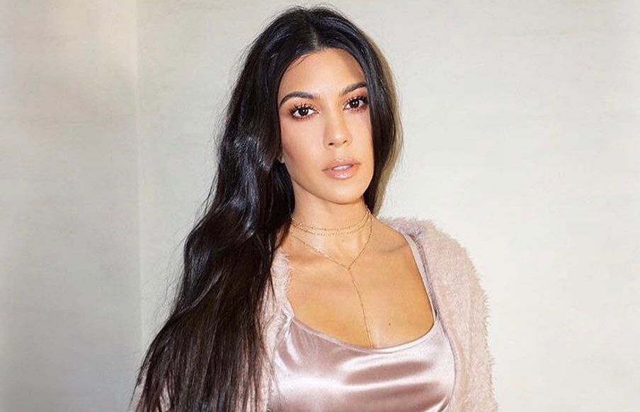 Kourtney Kardashian w stylowym komplecie z H&M. Wiemy, ile kosztował