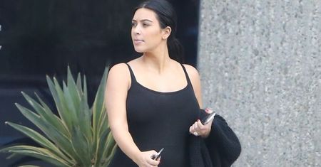 Kim Kardashian w opiętym kombinezonie. Widać już ciążowy brzuszek