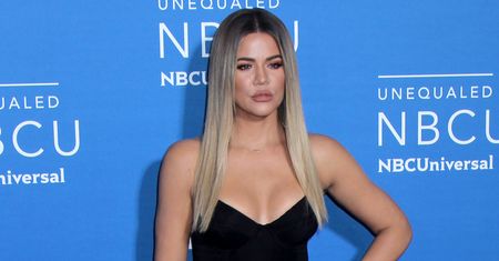Khloé Kardashian chwali się ciałem po ciąży. Pozuje w skąpym stroju