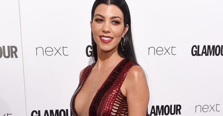 Kourtney Kardashian kusi dekoltem