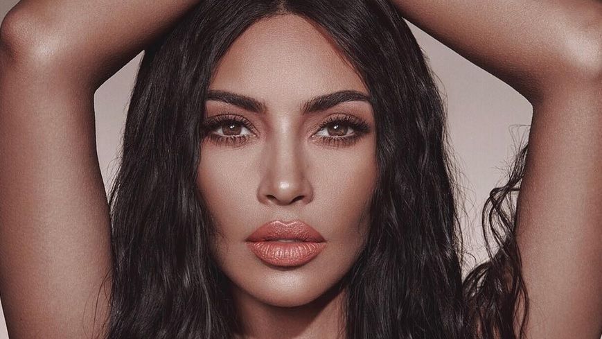 Wiadomo, w jaki sposób Kim Kardashian tyle schudła. To specjalna dieta