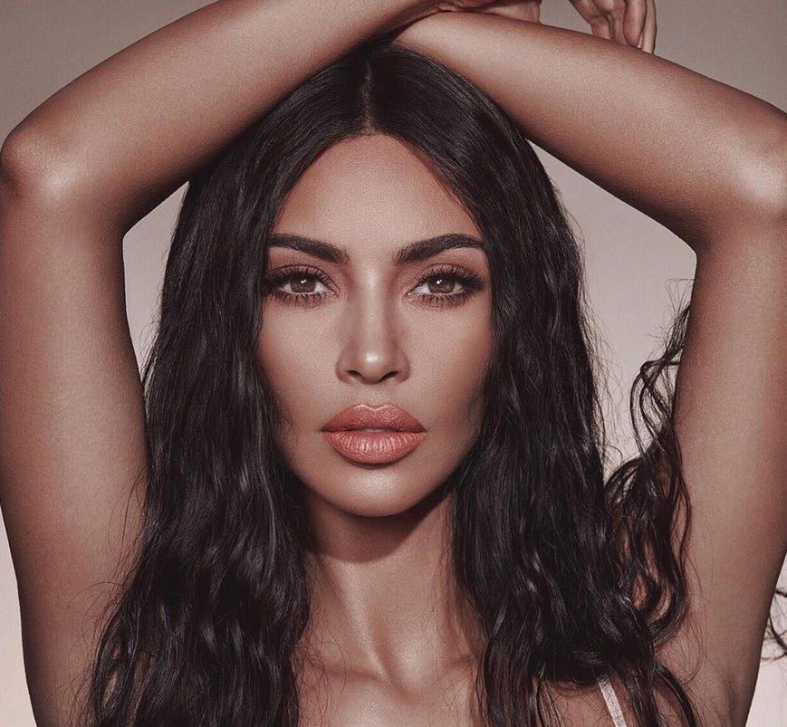 Wiadomo, w jaki sposób Kim Kardashian tyle schudła. To specjalna dieta