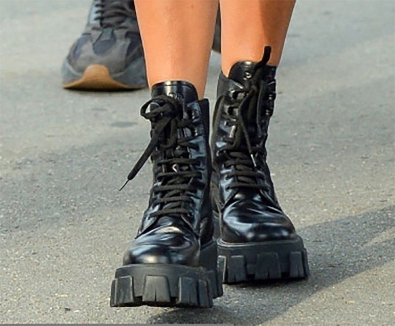 Kourtney Kardashian dobrała skórzane buty