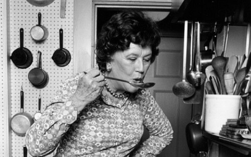 Julia Child w swojej kuchni