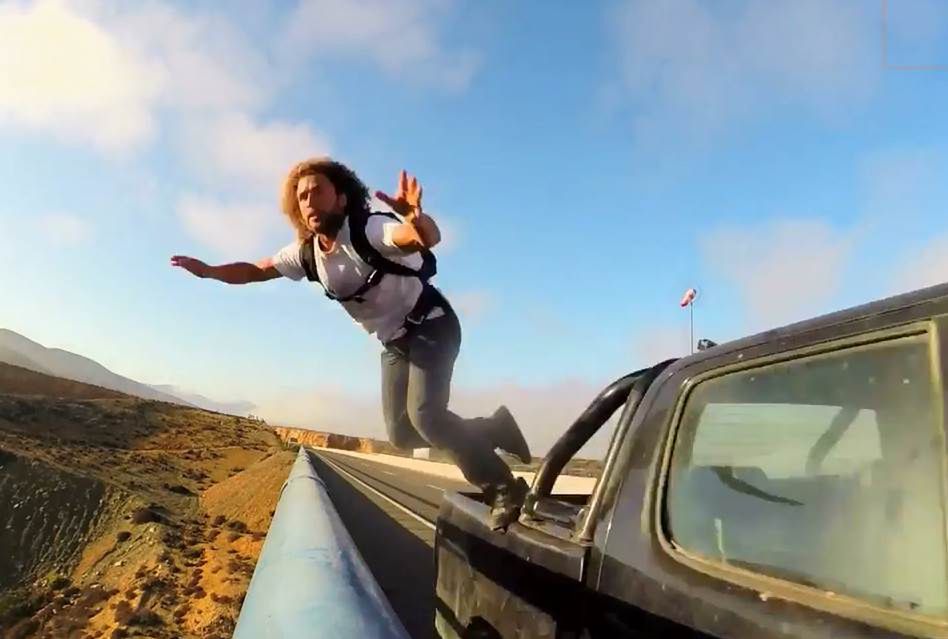 Chilijczyk wyskoczył w 100-metrową przepaść z rozpędzonego samochodu