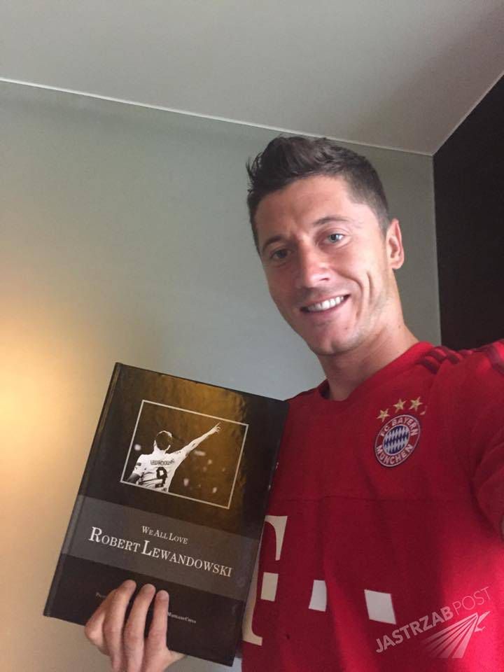 Książka o Robercie Lewandowskim - prezent od Chińskich fanów