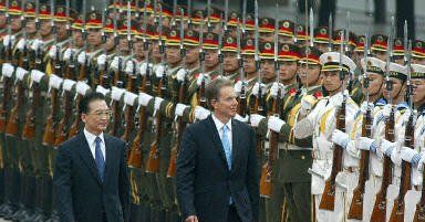 Blair ucieka przed tajfunem