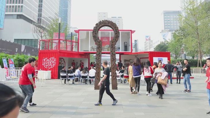 W centrum Chengdu stanęło stoisko promujące polskie jabłka, miody i zboża