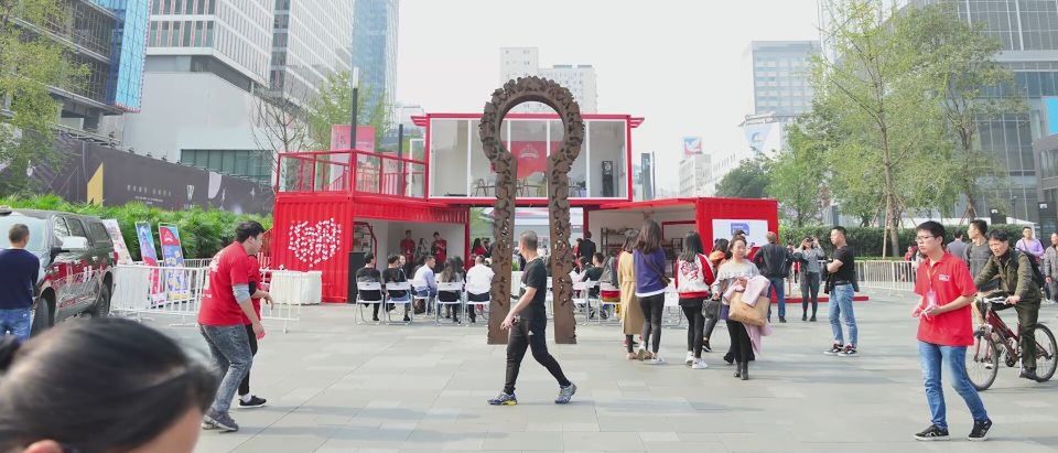W centrum Chengdu stanęło stoisko promujące polskie jabłka, miody i zboża