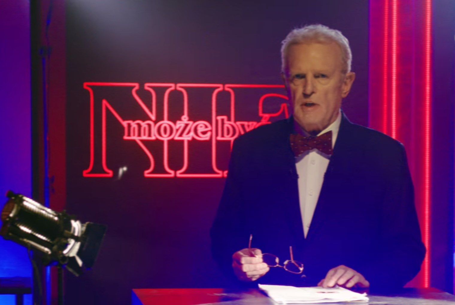 Maciej Trojanowski w stylizowanym na program "Nie do wiary" zwiastunie "Stranger Things 3"