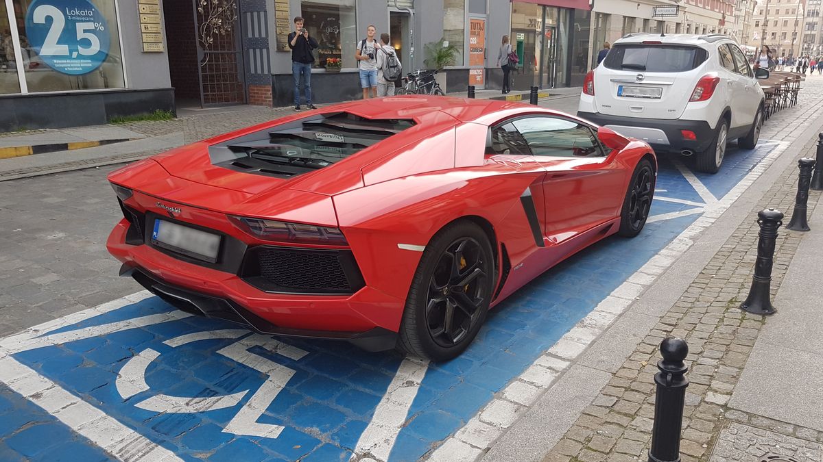 Internauci skrytykowali parkowanie kierowcy lamborghini. Miał jednak do tego pełne prawo