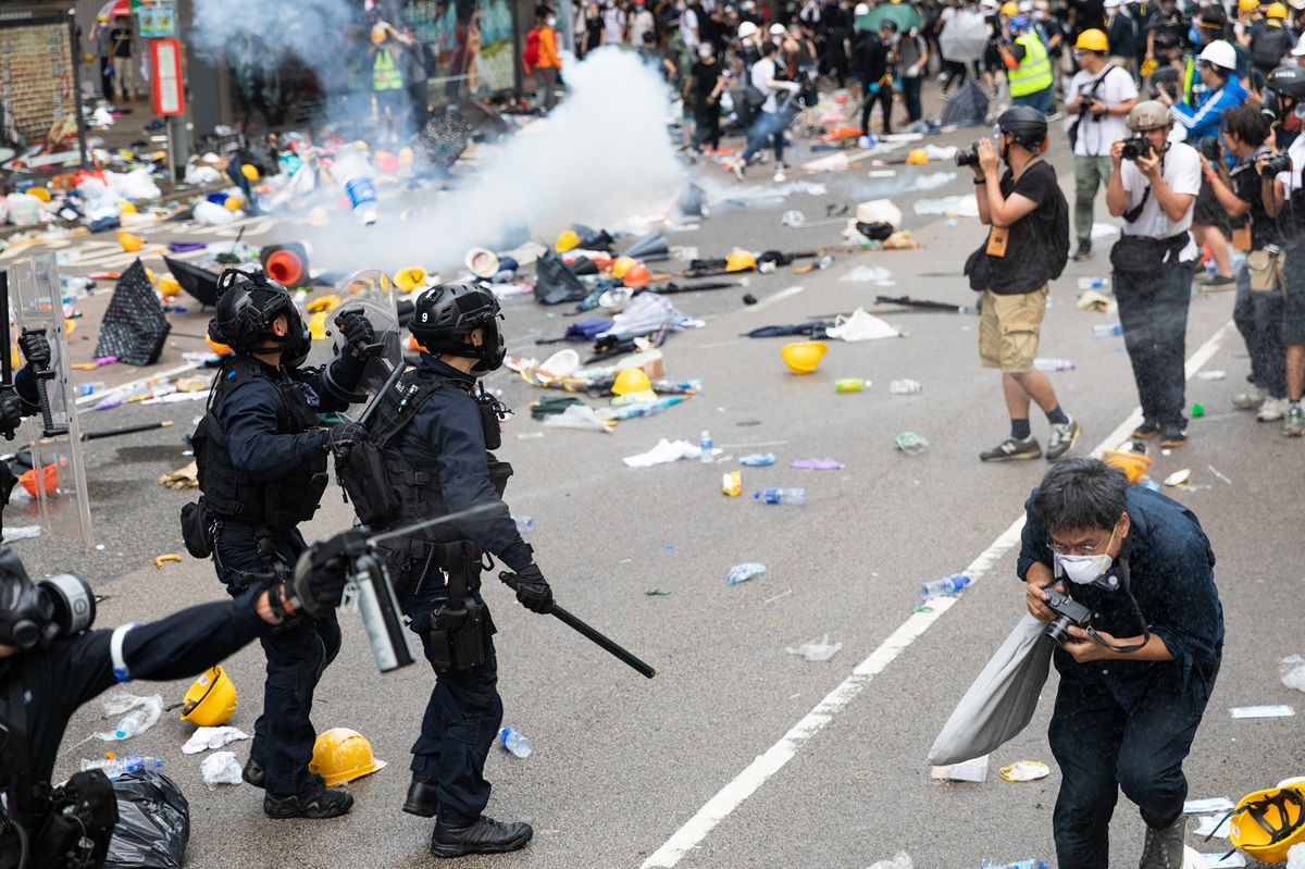 Chiny. Wojsko ostrzega protestujących w Hongkongu: "Możecie być zatrzymani"