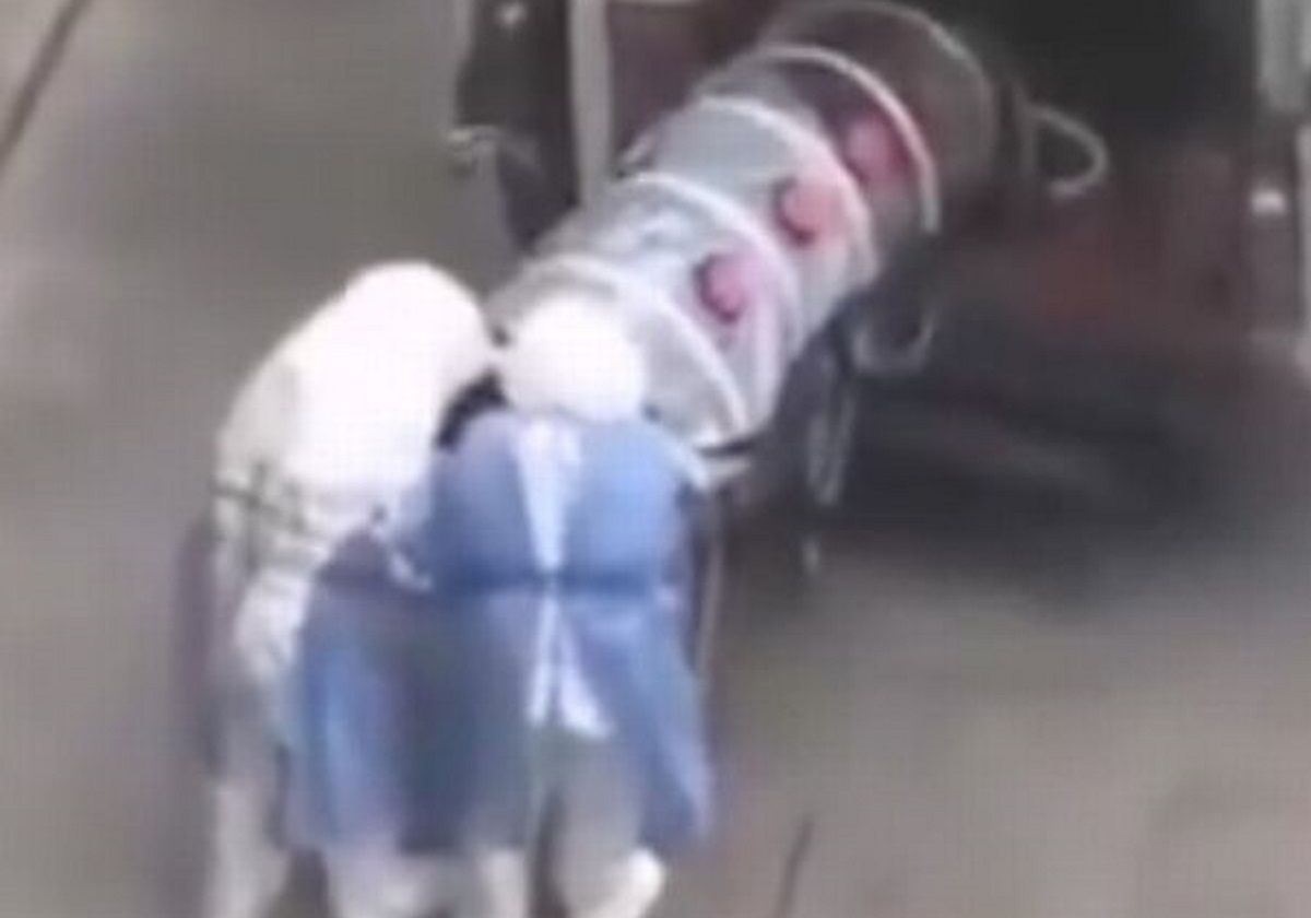 Przejmujące wideo z Chin. Ofiara koronawirusa w szczelnie zamkniętej tubie