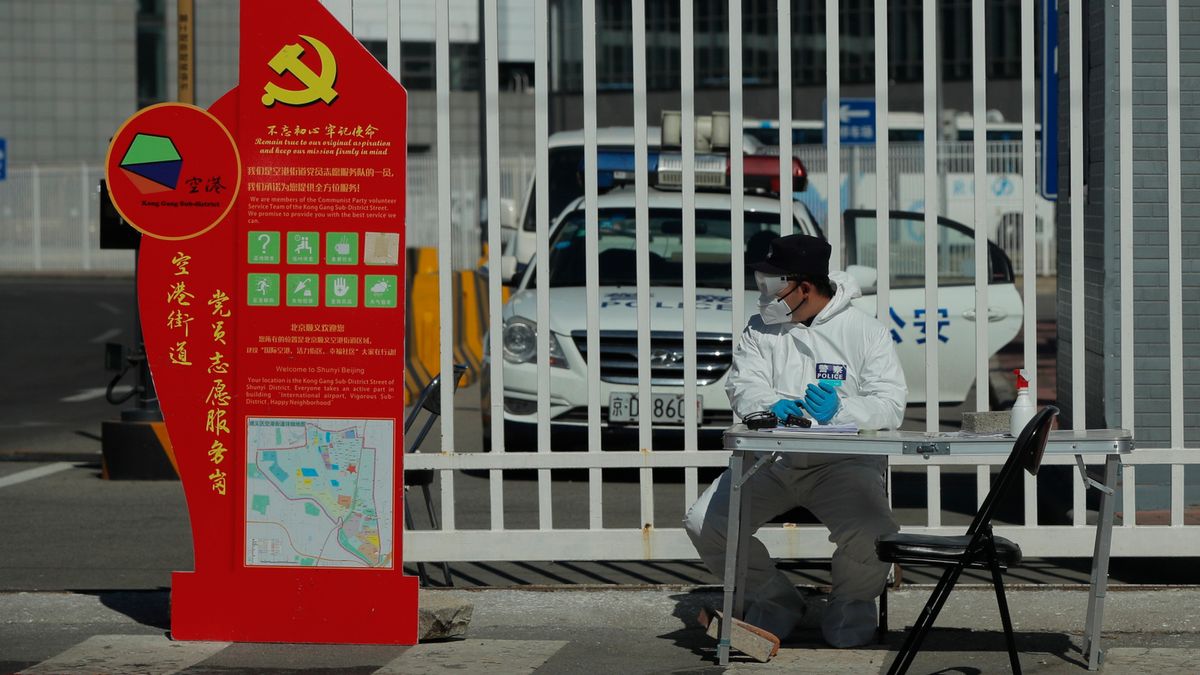 Lotnisko w Pekinie. Policjant czekający w centrum przyjmowania przybyszy z zagranicy.