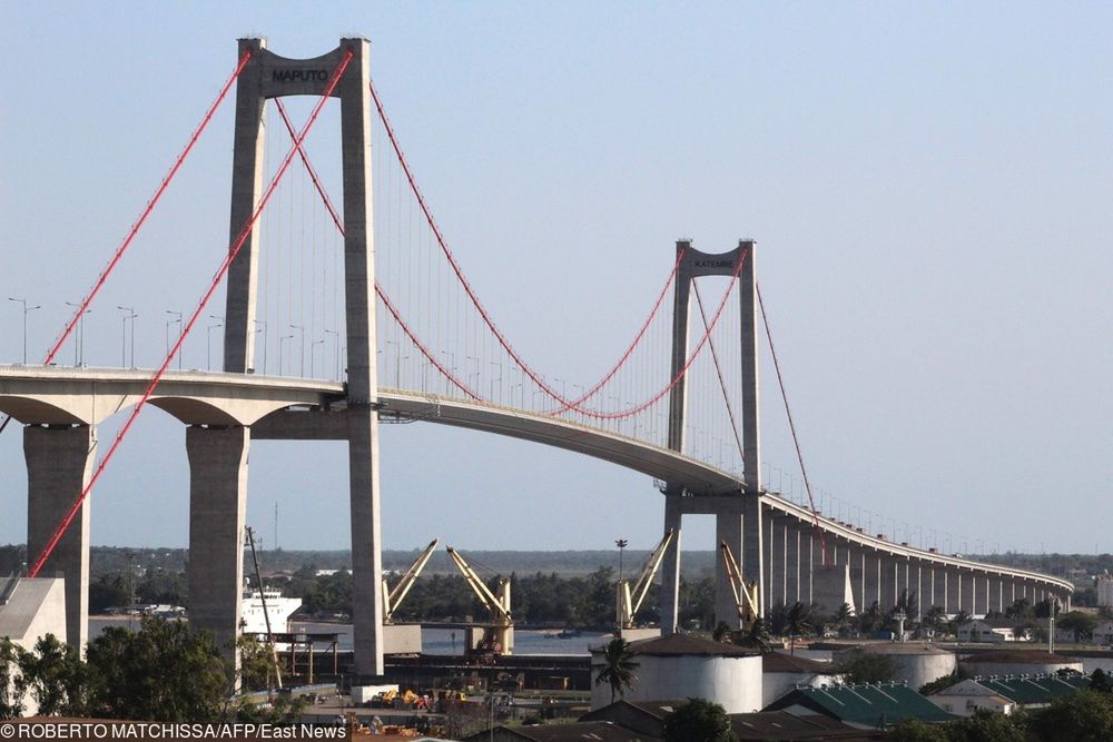 Najdłuższy most wiszący w Afryce otwarty. Chińczycy kupili sobie Mozambik