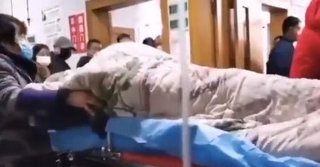 Koronawirus z Chin. Wstrząsające nagranie pokazuje zarażoną osobę