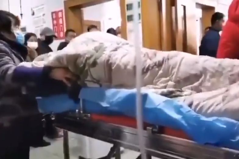 Koronawirus z Chin. Wstrząsające nagranie pokazuje zarażoną osobę