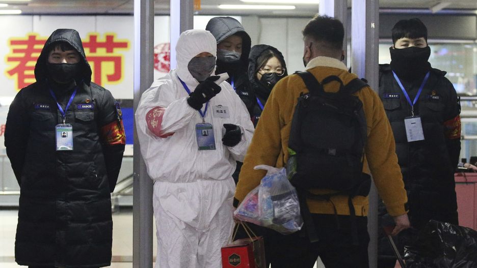 Chiny. Kontrola służb epidemiologicznych na lotnisku w Pekinie, 25 stycznia br.
