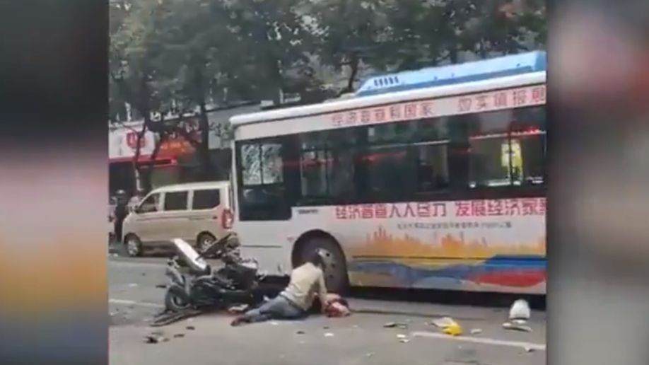 Porywacz autobusem taranował ludzi na ulicy w Chinach