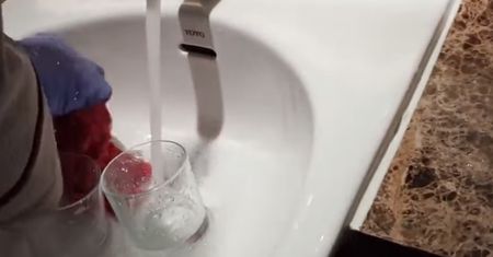 Skandal w luksusowym hotelu. Myją naczynia szczotką do toalety