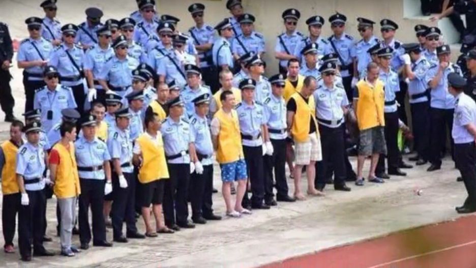 Skazańcy czekają na wyrok na stadionie w Chinach