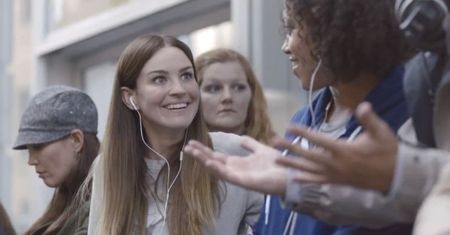 Już wiemy, dlaczego ludzie stoją w kolejce po iPhone'y
