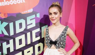 "Sabrina". Kiernan Shipka w efektownej sukience. Odważny wybór