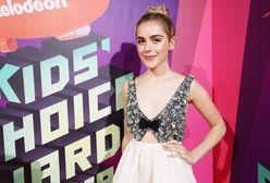 "Sabrina". Kiernan Shipka w efektownej sukience. Odważny wybór