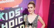 "Sabrina". Kiernan Shipka w efektownej sukience. Odważny wybór