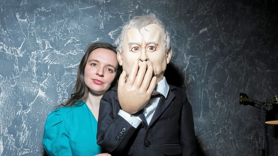 Wybory parlamantarne 2019. Klaudia Jachira z kukłą Jarosława Kaczyńskiego