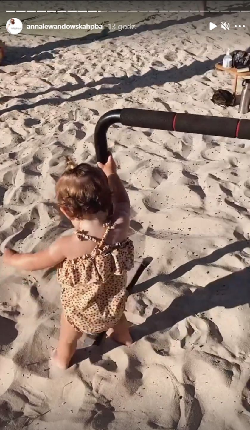 Anna i Robert Lewandowscy ćwiczą na plaży w Hiszpanii