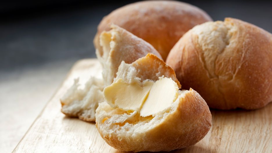 Świeże pieczywo z masłem to dla wielu pyszny symbol dzieciństwa.