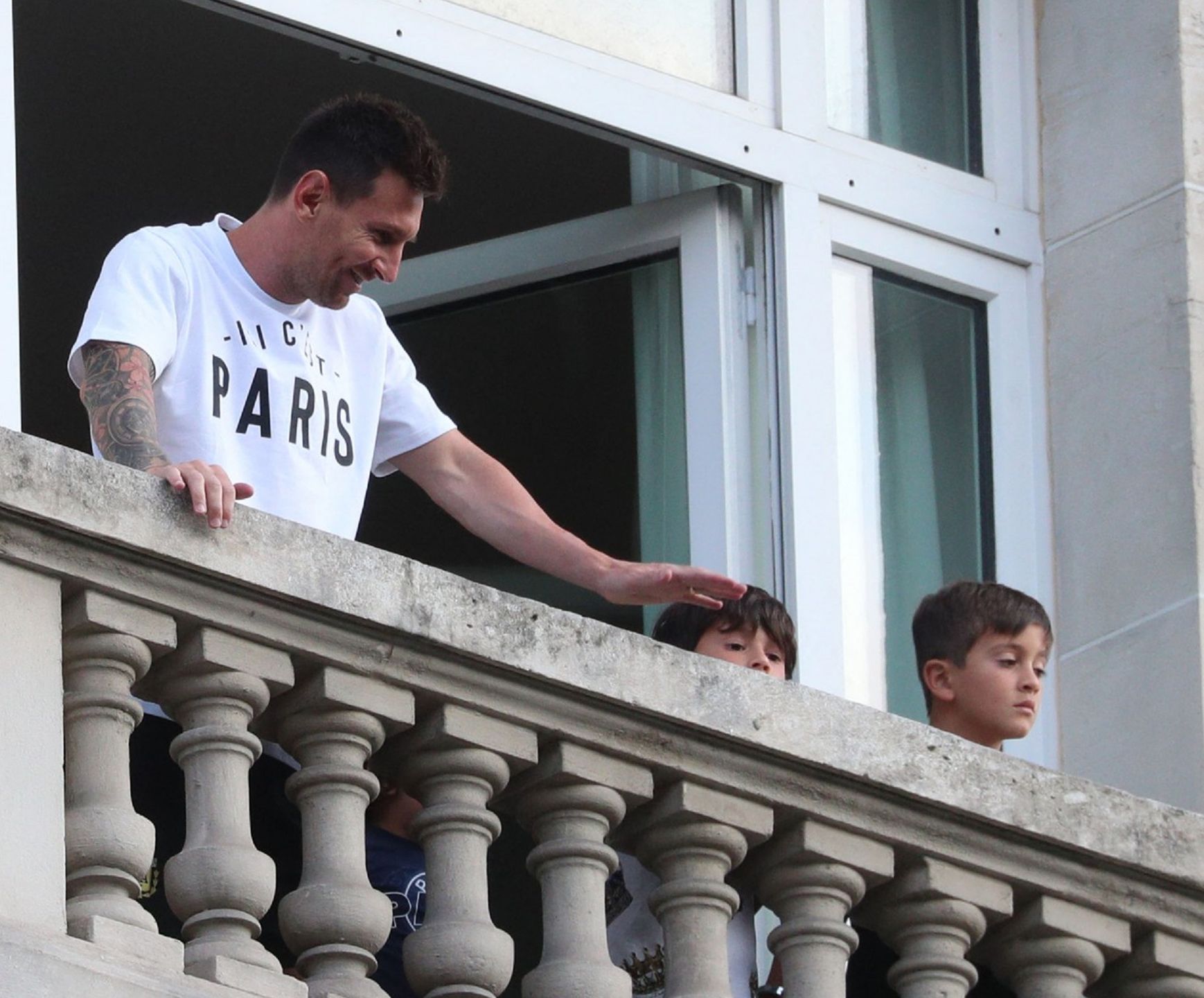 Leo Messi z żoną i dziećmi w Paryżu