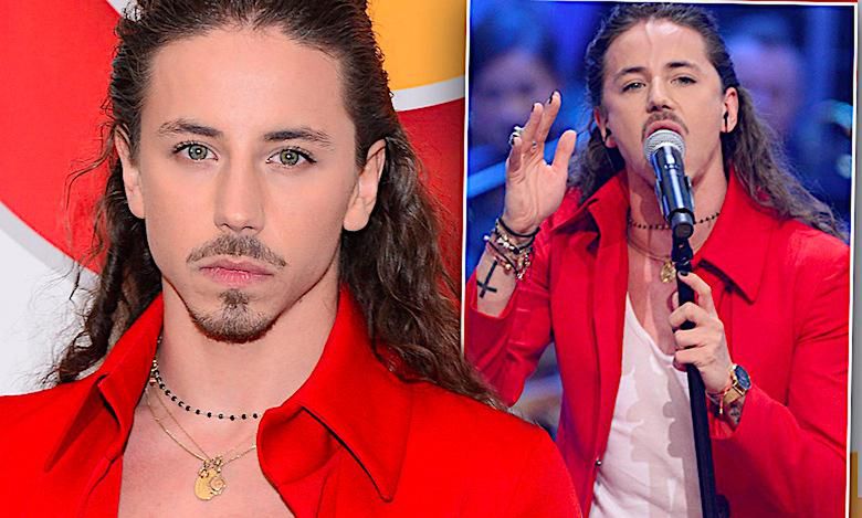 Sopot 2018: Michał Szpak w zmysłowym czerwonym wdzianku zaszalał na scenie! Błysnął lakierkiem na obcasie jak prawdziwa gwiazda!